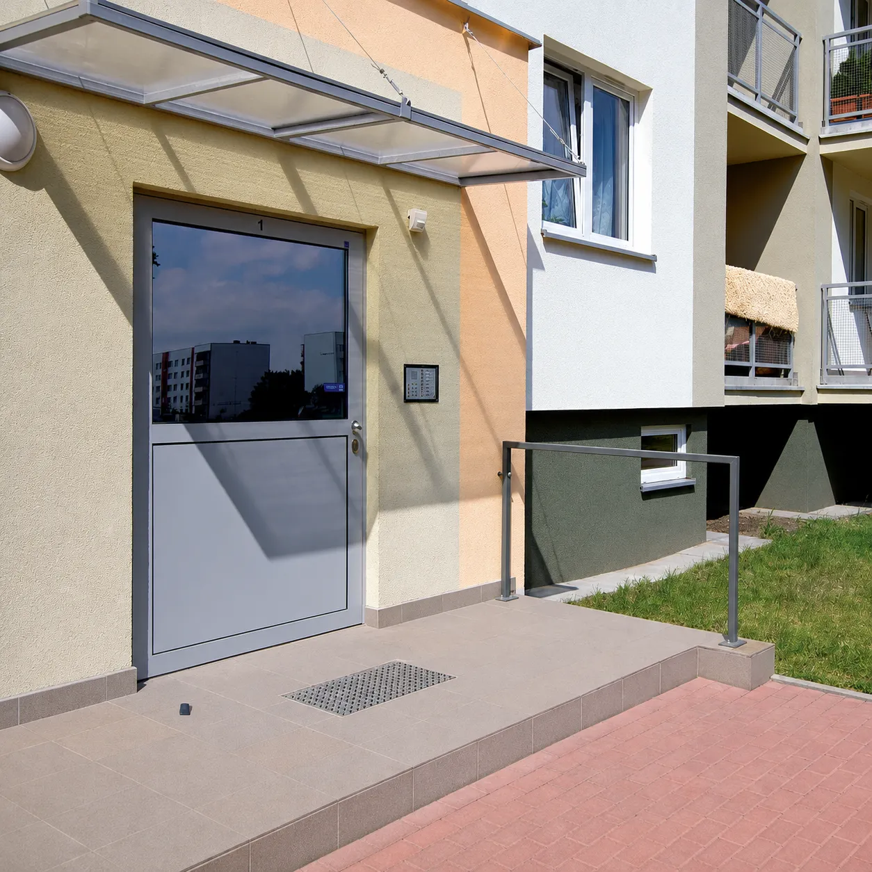Drzwi stalowe profilowe do klatki schodowej Bydgoszcz – CARPENTER