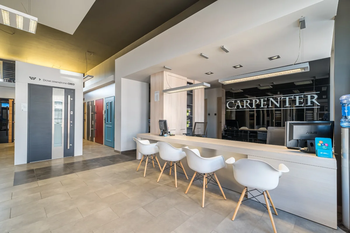 Salon sprzedaży CARPENTER w Bydgoszczy – ekspozycja okien, drzwi, rolet i żaluzji fasadowych